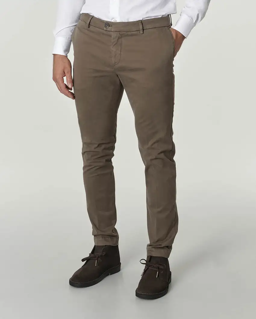 Pantaloni chino fango in misto cotone e modal stretch