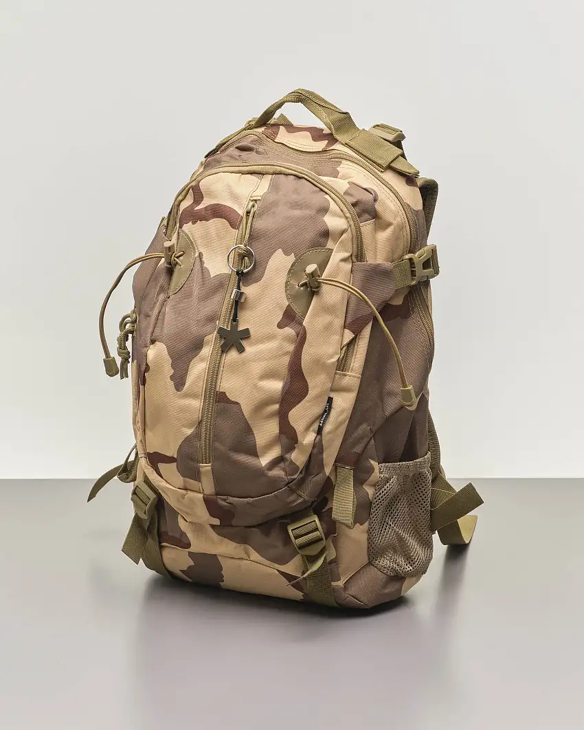 Zaino mimetico beige e marrone in tessuto con tasca esterna con zip verticale